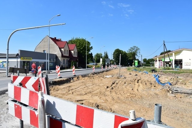 Wciąż trwa remont ul. Sikorskiego, Kostrzyńskiej i Kazimierza wielkiego. Na jakim etapie obecnie są prace w tych miejscach?  Zobaczcie sami. Mamy dużą galerię zdjęć z terenu tych miejskich inwestycji.Z aktualnych informacji dotyczących przebudowy ul. Sikorskiego możemy przekazać tę, że od środy 26 czerwca będziemy jeździć dwiema jezdniami koło katedry. Za kilka tygodni powinna ruszyć budowa ronda koło Rolnika. A wszystkie prace mają potrwać do końca roku. WIDEO: Ulica Sikorskiego skrywała filiżanki i talerze