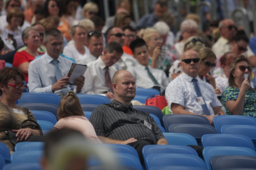 Kongres Świadków Jehowy na Stadionie Śląskim. Dzień 1. Wierni w Chorzowie przez trzy dni będą brać udział w spotkaniach ZDJĘCIA