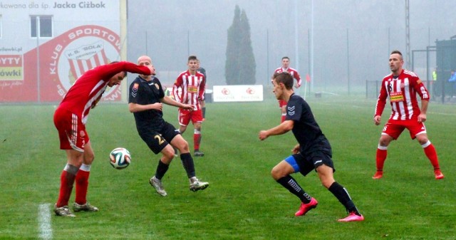 Dawid Wadas (z lewej, przy piłce) zapewnił oświęcimianom zwycięstwo w meczu przeciwko rezerwom kieleckiej Korony (1:0) w grupie małopolsko-świętokrzyskiej III ligi piłkarskiej.