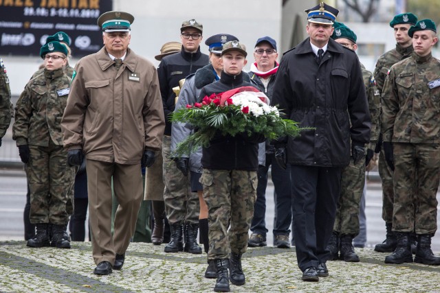 Uroczystość przy pomniku marszałka Piłsudskiego w Gdańsku, 10 listopada 2017