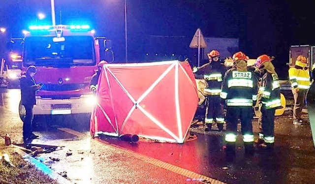 Kierowca citroena jechał w stronę Katowic pod prąd i zderzył się czołowo z jadącą prawidłowo alfą romeo. Zginął na miejscu. Jego pasażerka trafiła do szpitala.