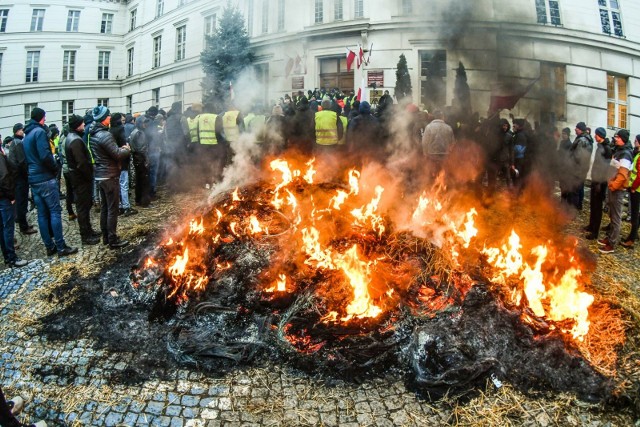 9 lutego rolnicy zorganizowali ogólnopolski protest. Przed Urzędem Wojewódzkim w Bydgoszczy zapłonęły opony