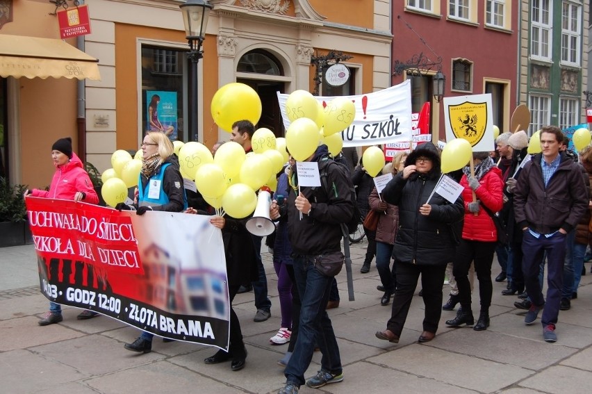 Rodzice sprzeciwiają się połączeniu podstawówki nr 85 z gimnazjum nr 48 [ZDJĘCIA]