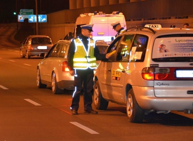 Akcja Dyskoteka: 14 pijanych kierowców. Policja sprawdzała trzeźwość i stan pojazdów (zdjęcia)