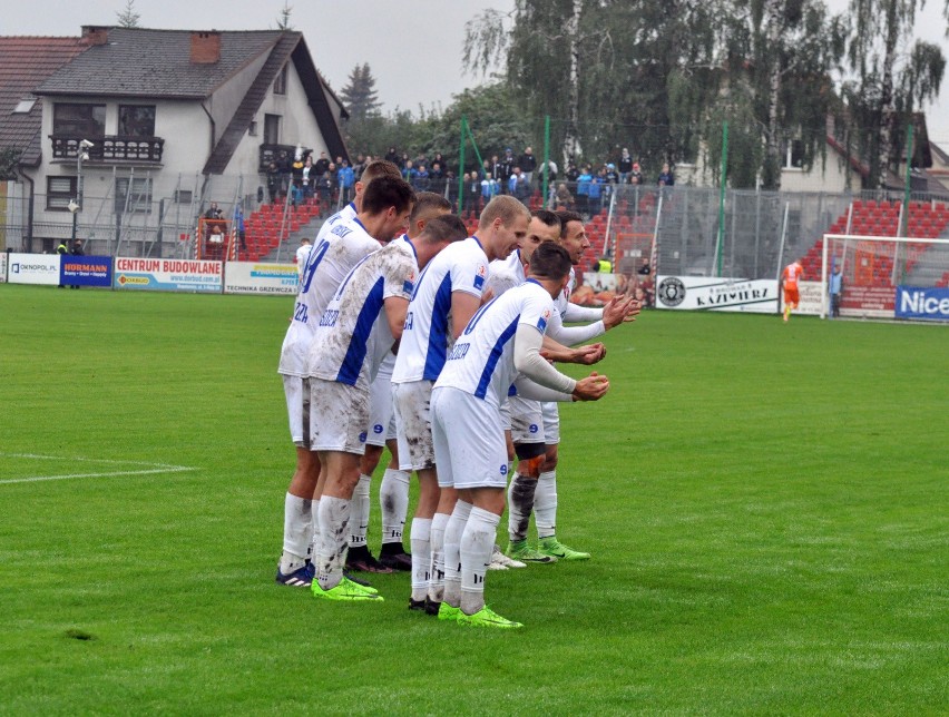 Marcin Orłowski (nr 19) i jego koledzy mieli po meczu ze...