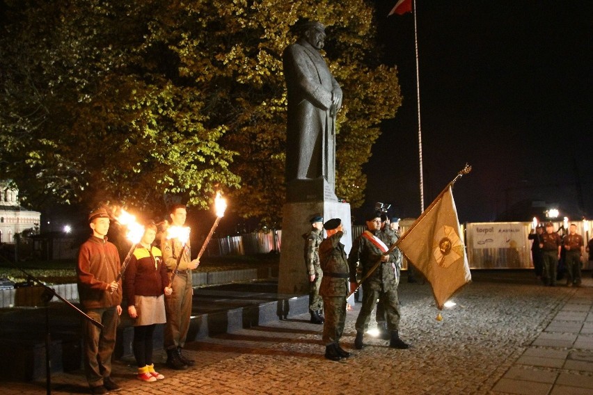 Capstrzyk pod pomnikiem Józefa Piłsudskiego w Łodzi [ZDJĘCIA+FILM]
