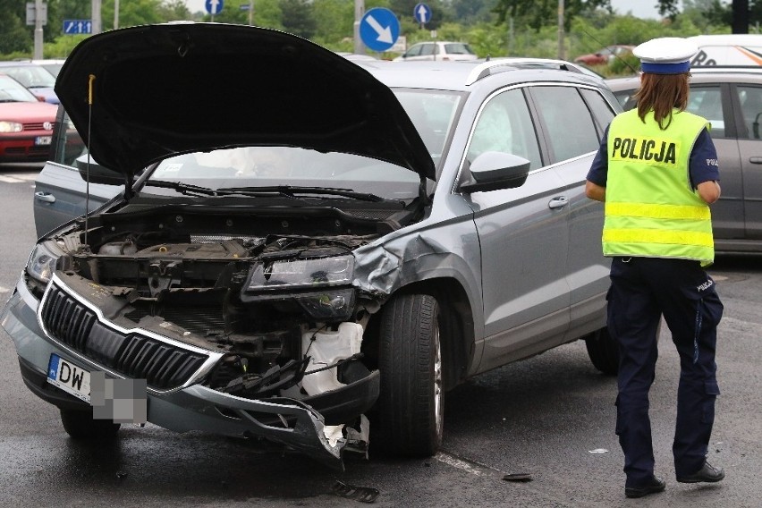 Wypadek i komunikacyjny paraliż przy Koronie [ZDJĘCIA]