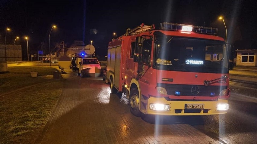 Wypadek na ul. Jagiełły w Prabutach 02.01.2023. Potrącona na pasach 16-latka została przewieziona do szpitala