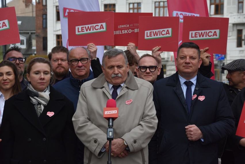 Konferencja Lewicy przed bielskim Ratuszem.