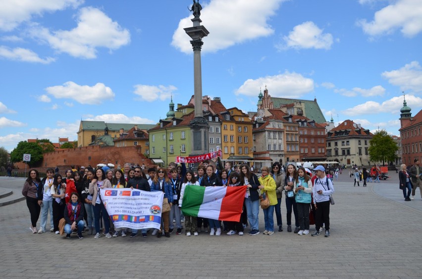 W Szkole Podstawowej nr 13 w Starachowicach podsumowano projekt Erasmus +. Zobacz zdjęcia