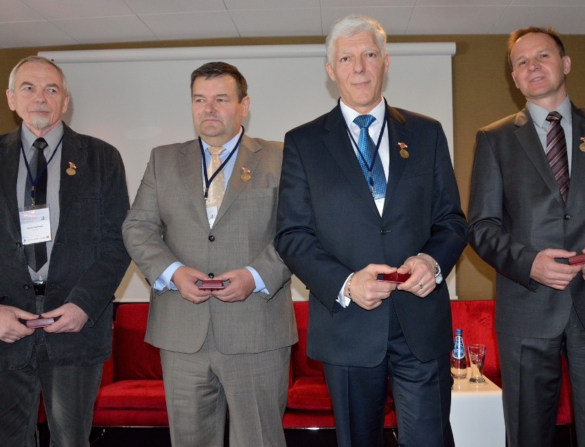 Medale "Za Zasługi dla Budownictwa" otrzymali (od lewej):...