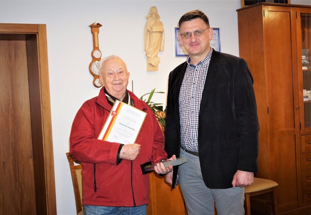 "Zasłużony dla gminy Sułkowice" doktor Adam Matoga (z lewej) z burmistrzem Sułkowic Arturem Grabczykiem