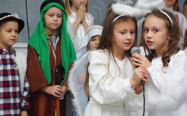 W świątecznym koncercie kolęd w Pałacu Lacon w Kazimierzy Wielkiej wystąpili także uczniowie kazimierskiej "jedynki".