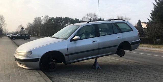 Peugeot został sfotografowany w czwartek, 15 lutego przez naszego Czytelnika. – Wygląda, jakby ktoś zmieniał koła, ale stoi tak od dłuższego czasu – pisze autor zdjęć.Peugeot stoi na parkingu przy ul. Rzeźniczaka. Jest uniesiony na podnośniku i nie ma kół. Samochód wzbudza zainteresowanie i zdziwienie przechodniów. Na peugeota spoglądają też kierowcy. – Przecież parking to nie warsztat – dziwi się nasz Czytelnik.POLECAMY ODCINKI "KRYMINALNEGO CZWARTKU":