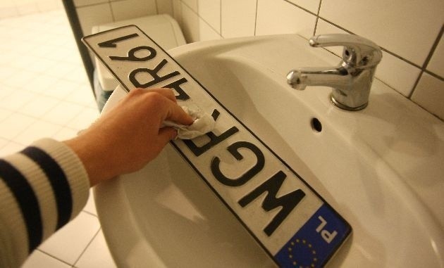 Petenci nie muszą już zdejmować i myć tablic rejestracyjnych przy wymianie dowodu rejestracyjnego.