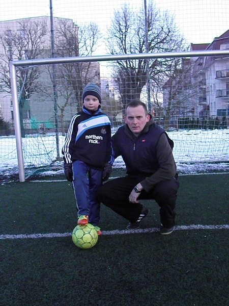 Antek z tatą chwilę po rodzinnym treningu. - Wierzę, że mój syn zostanie zawodowym piłkarzem - mówi z dumą Paweł Wrębiakowski. 