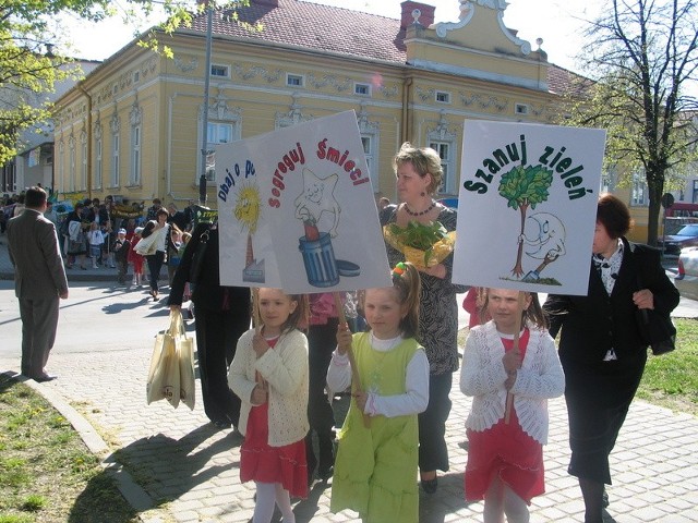 Barwny korowód z ekologicznymi hasłami przeszedł z Tarnobrzeskiego Domu Kultury na Plac Bartosza Głowackiego, gdzie odbył się piknik rodzinny