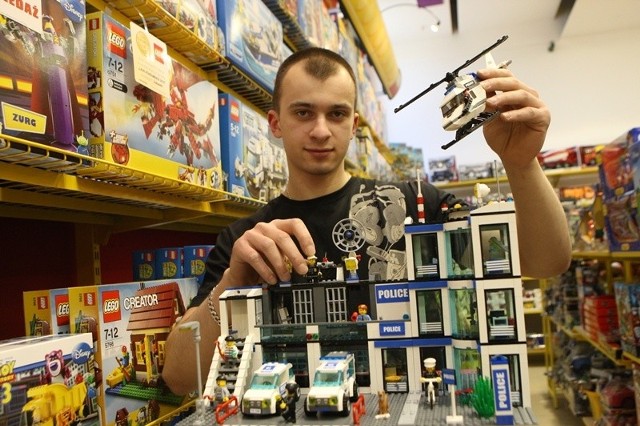 W sklepach z zabawkami trwa promocja klocków Lego. Wiele zestawów jest tańszych o połowę ceny.