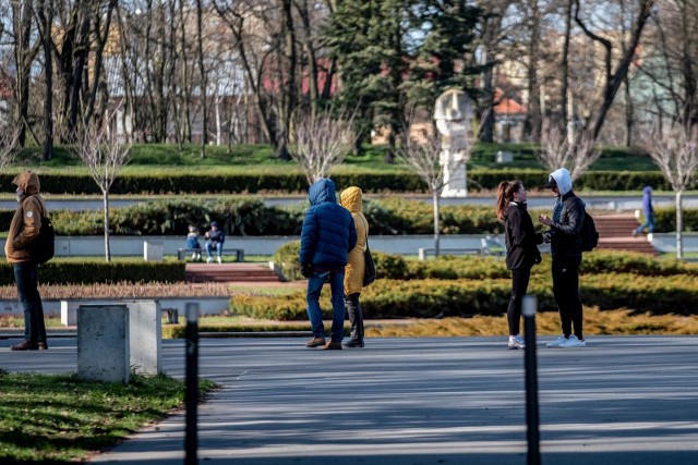 Pomimo tego, że robi się co raz chłodniej, poznaniacy nie rezygnują z spacerów na świeżym powietrzu. Wyjeżdżają też rowerami nad Rusałkę, biegają Wartostradą i jeżdżą na rolkach wokół jeziora Maltańskiego.Zobacz najbardziej popularne miejsca na weekendowe spacery w Poznaniu i okolicy.Przejdź do galerii ----> 