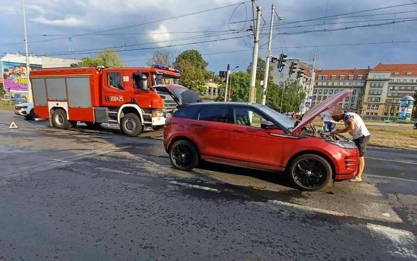 Nowy land rover zaczął się palić przy mostach Mieszczańskich we Wrocławiu [ZDJĘCIA]