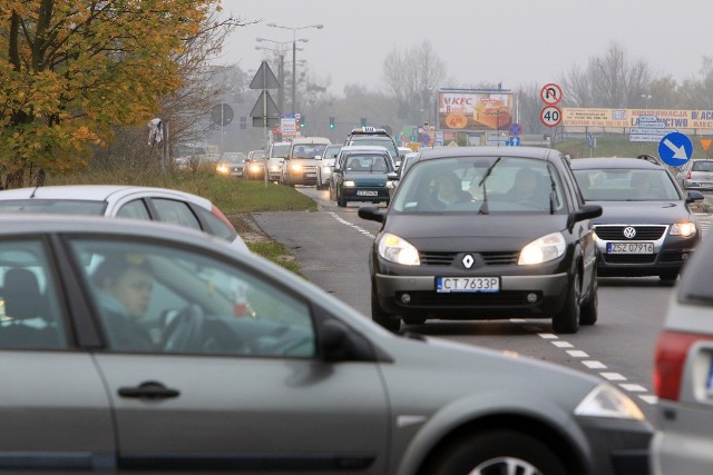 Jak co roku 1 listopada należy liczyć się ze wzmożonym ruchem i możliwymi utrudnieniami na drogach. Liczniejsze niż zwykle kontrole policji, tzw. niedzielni kierowcy, nieprzewidywalni piesi kupujący znicze i kwiaty często tuż przy drodze, a do tego niełatwe jesienne warunki – w najbliższych dniach opanowanie za kierownicą i zasada ograniczonego zaufania nabierają szczególnego znaczenia.Fot. Sławomir Kowalski