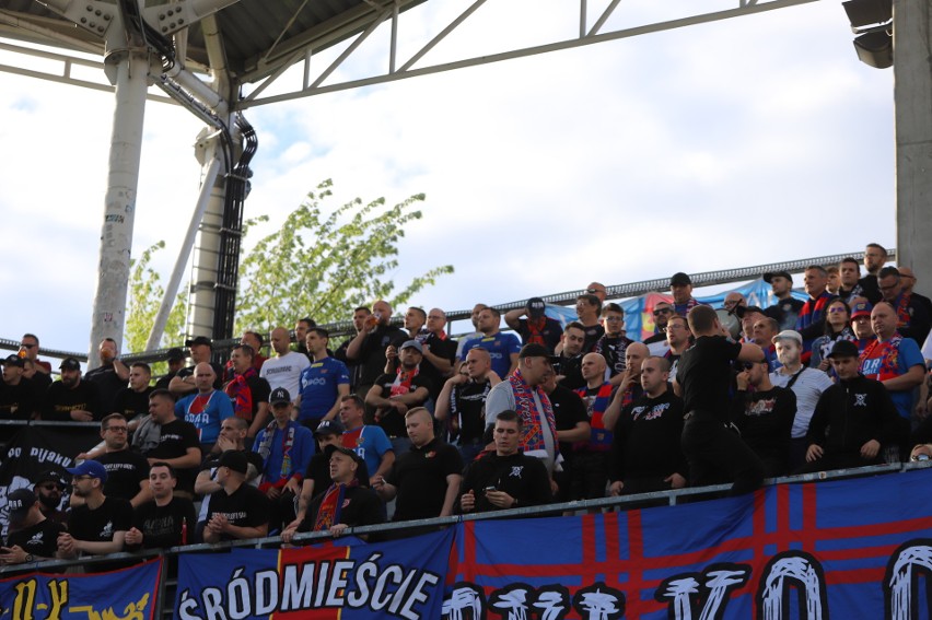 300 kibiców Odry Opole kibicowało swojej drużynie w barażowym meczu z Koroną Kielce na Suzuki Arenie
