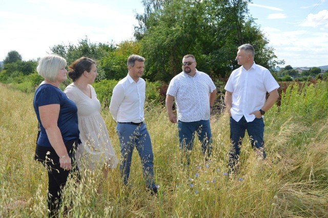Grupa samorządowców i urzędników z gminy Wielka Wieś spotkała się na terenach zakupionych pod budowę nowej szkoły w Modlniczce