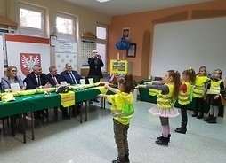 Dzieci ze szkoły w Kozłowie z gminy Jastrzębia, zaprezentowały scenki o bezpieczeństwie.