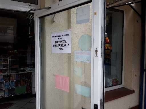Wywieszka na drzwiach sklepu przy ul. Lipowej w Słupsku informuje o obowiązku zakrywania nosa i ust , gdy się wchodzi tam na zakupy.