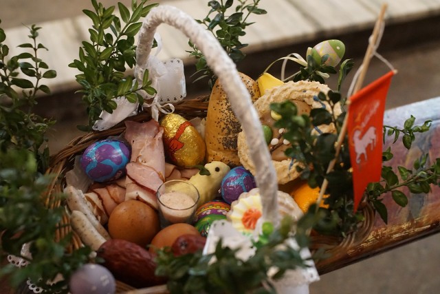 Wśród tradycyjnych dekoracji koszyka wielkanocnego znajdują się gałązki bukszpanu i wykrochmalone serwetki. Kliknij, aby zobaczyć produkty wchodzące w skład święconki.