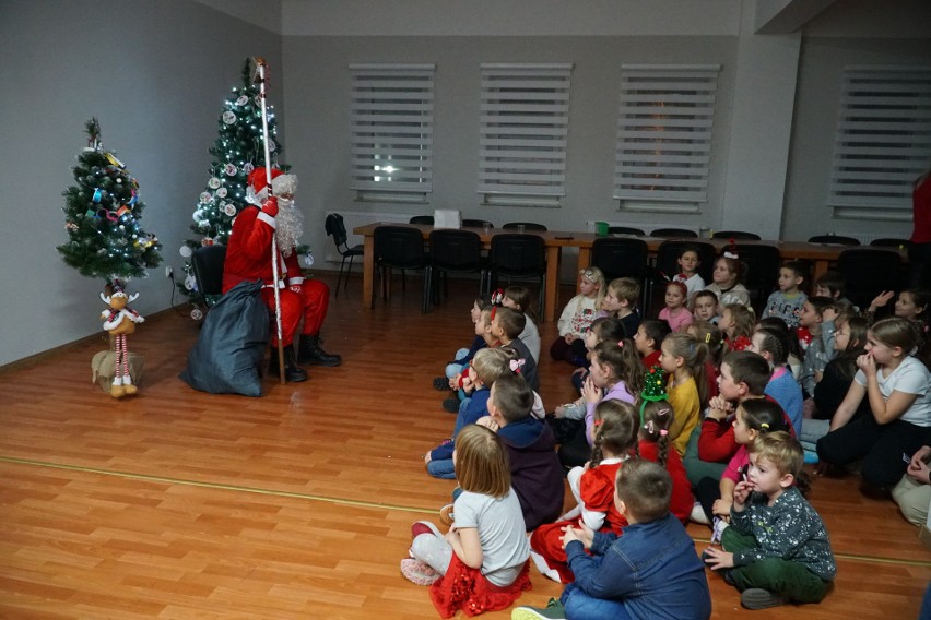 W warsztatach i spotkaniu ze Świętym Mikołajem udział wzięło...