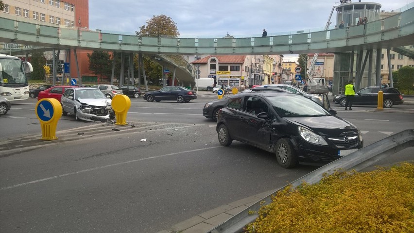 Mazda i opel zderzyły się przed chwilą na alei Piłsudskiego...