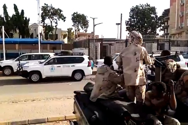 Kolejne państwa ewakuują swoich dyplomatów z ogarniętego wojną domową Sudanu