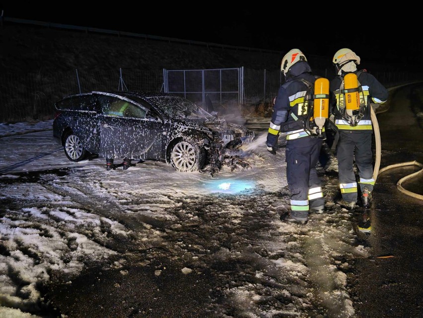 Nocny pożar w Starych Żukowicach. Strażacy gasili samochód, który zapalił się na drodze serwisowej przy autostradzie A4 pod Tarnowem