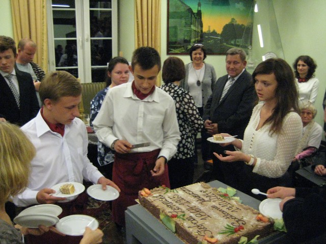 Własnoręcznie upieczona przez dyrekcję liceum gigantyczna, urodzinowa stefanka dla Żeromszczaków.