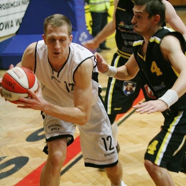 Koszykarze Stali Stalowa Wola (z piłką z piłką Adam Lisewski, obok Michał Kułyk) wygrali czwarty mecz z rzędu w nowym roku, pokonując w derbach Podkarpacia Sokół Łańcut.