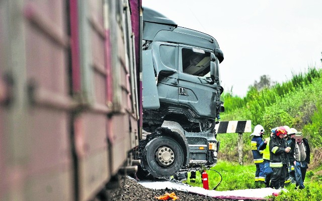 Droga powiatowa do Daszewa została zamknięta na kilka godzin. Podobnie z trasą kolejową Karlino - Kołobrzeg. Uszkodzona została m.in. trakcja elektryczna. Ciężarówka złamała betonowy słup 