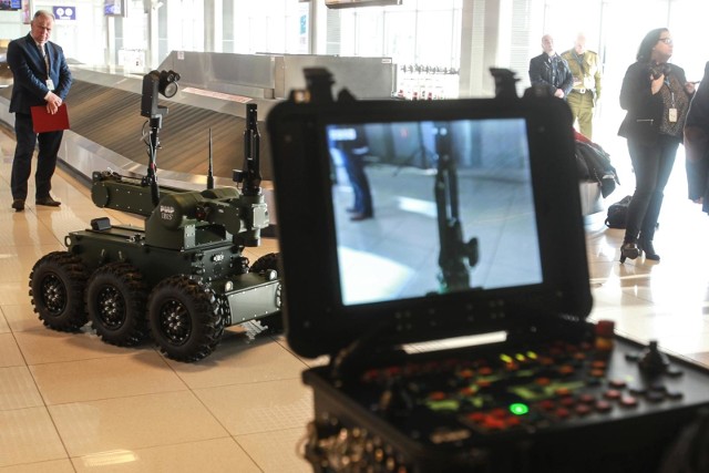 Nowy robot straży granicznej na lotnisku w Jasionce.