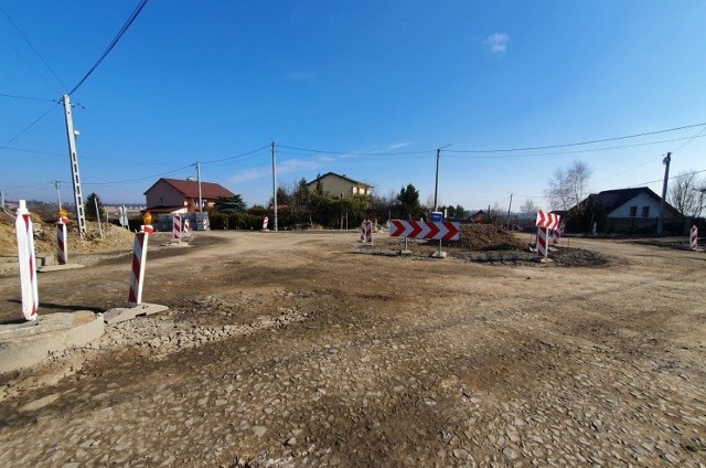 Na drodze powiatowej w Grajowie pod Wieliczką powstaje rondo. Prace powodują duże utrudnienia w ruchu