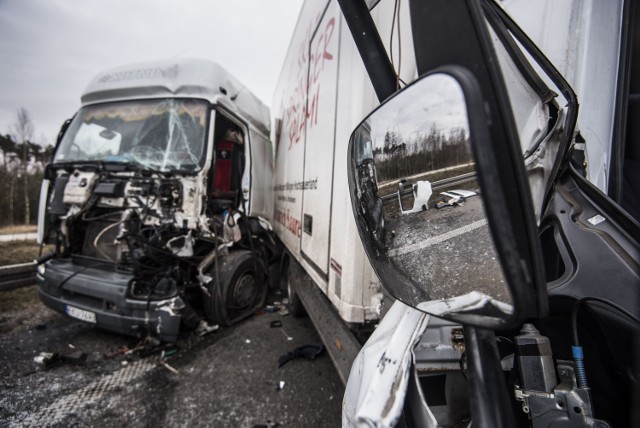 Kolizja trzech TIR'ówDo zderzenie trzech samochodów dostawczych doszło na węźle Czerniewice.