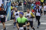 21. Poznań Maraton: Biegną na rekord trasy. U pań samotna walka z czasem Kenijki. Zawodnicy już na trasie [ZOBACZ ZDJĘCIA]