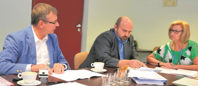           Przedstawiciele wykonawcy - TrakcjaA PRKiI oraz starostwa powiatowego pospisali w środę umowę