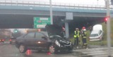 Katowice: Zderzenie dwóch osobówek. Jedno auto wylądowało na skarpie