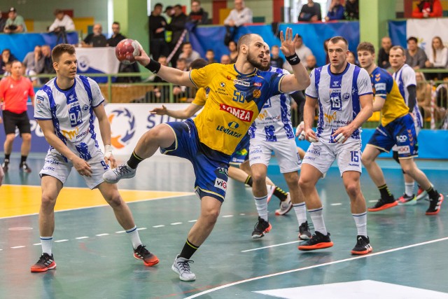 Na bramkę Handball Stali rzuca najskuteczniejszy gracz meczu, Artiom Karaliok z Łomży Vive Kielce.