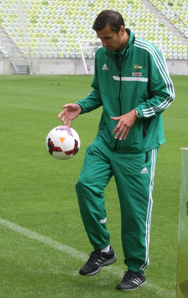 Jarosław Bieniuk prezentował na PGE Arenie piłkę, którą miał zostać rozegrany mecz pomiędzy Lechią i Barceloną