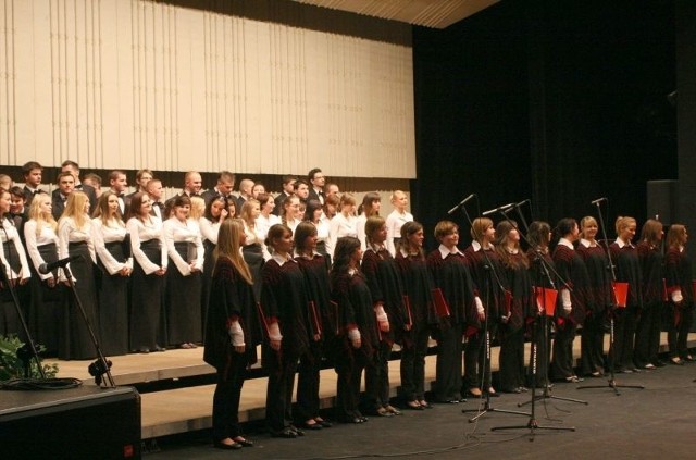 W pierwszej części koncertu wystąpiły chóry: Portamento ze Starachowic (na pierwszym planie) i Chór Uniwersytetu Jana Kochanowskiego.