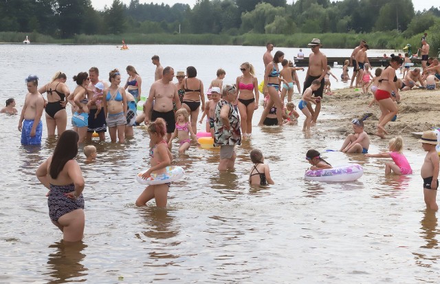 Tłumy plażowiczów w niedzielne popołudnie odwiedziły Przystań w Iłży. Czysta woda, piękna słoneczna pogoda zachęciła mieszkańców i turystów do plażowania i kąpieli. Nad bezpieczeństwem kąpiących czuwał ratownik. Na Przystani można było wypożyczyć sprzęt pływający a także coś zjeść. Na terenie ośrodka jest możliwe wynajęcie domków kempingowych.>