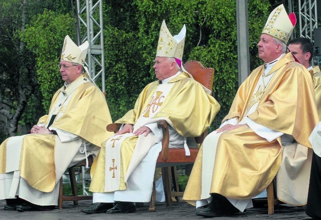 Obchody 50. rocznicy Poznańskiego Czerwca w 2006 r. Od lewej siedzą abp Stanisław Gądecki, abp Tedeusz Gocłowski z Gdańska  i abp Juliusz Paetz
