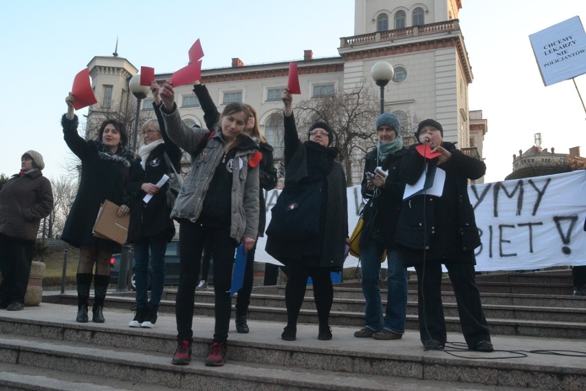 Czarny Protest w Bielsku-Białej. Czerwona kartka dla rządzących ZDJĘCIA