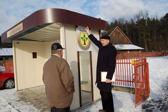 Odnowa i oznaczenia przystanków autobusowych w centrum Dęby i na terenie sołectw, to jedna z wielu inwestycji sfinansowanych z tegorocznego budżetu. Na zdjęciu (z prawej) burmistrz Wiesław Ordon, który odbiera od wykonawcy zmodernizowany przystanek w Alfredówce.